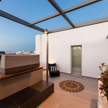 Kelly & Naousa (Paros)
